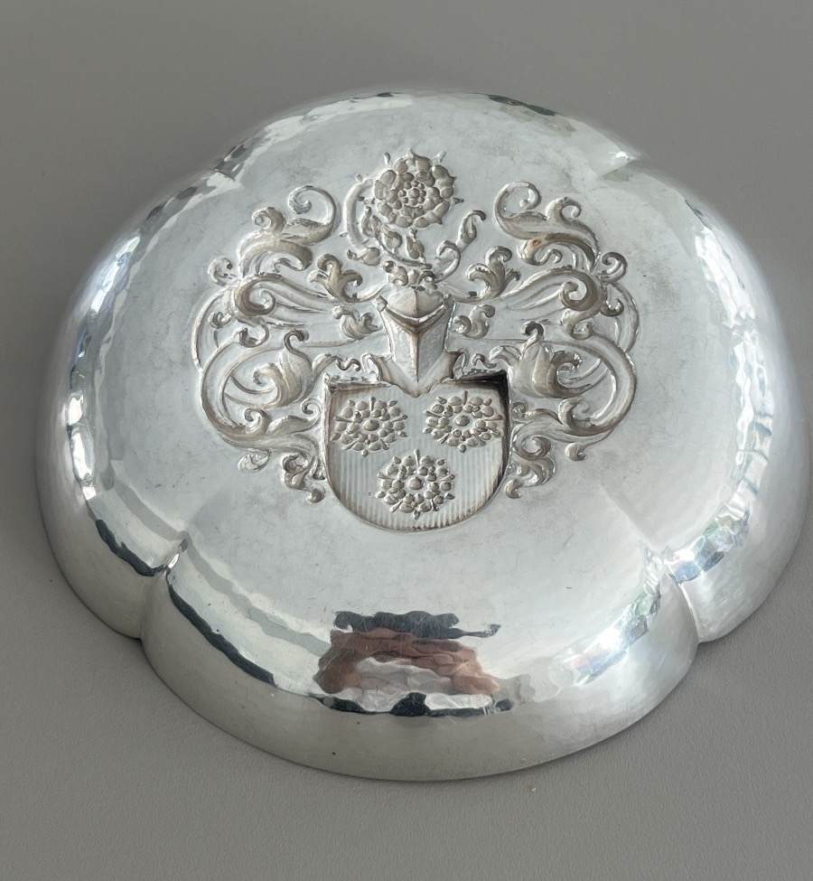 Solid Silver Bowl, Hammered By Isler Silversmiths In Switzerland, With Heraldic Coat Of Arms -photo-3