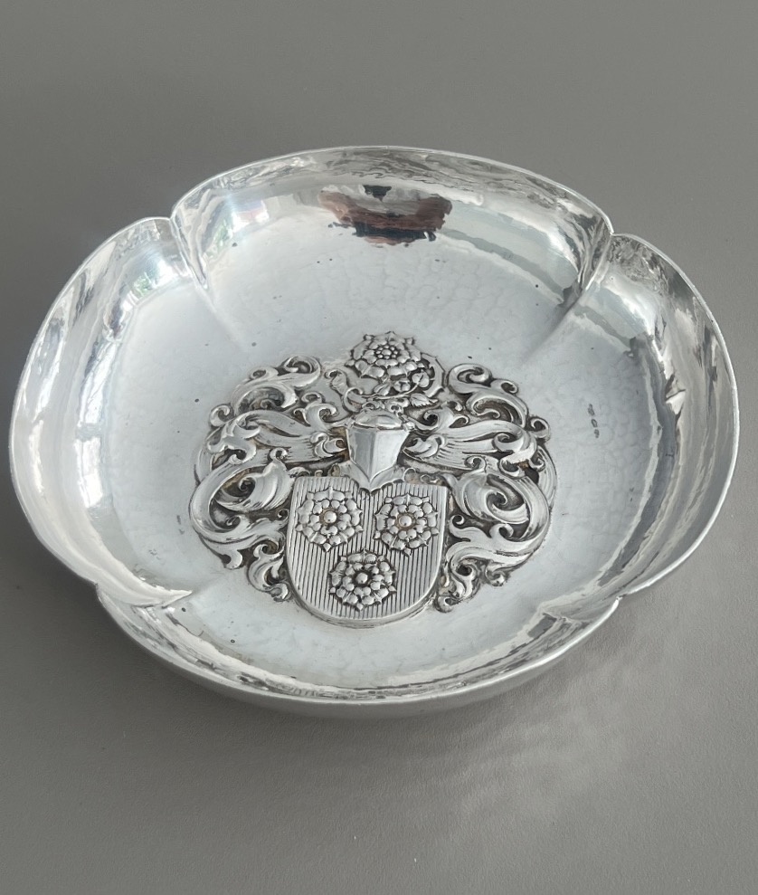 Solid Silver Bowl, Hammered By Isler Silversmiths In Switzerland, With Heraldic Coat Of Arms -photo-4