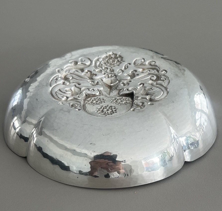 Solid Silver Bowl, Hammered By Isler Silversmiths In Switzerland, With Heraldic Coat Of Arms -photo-2