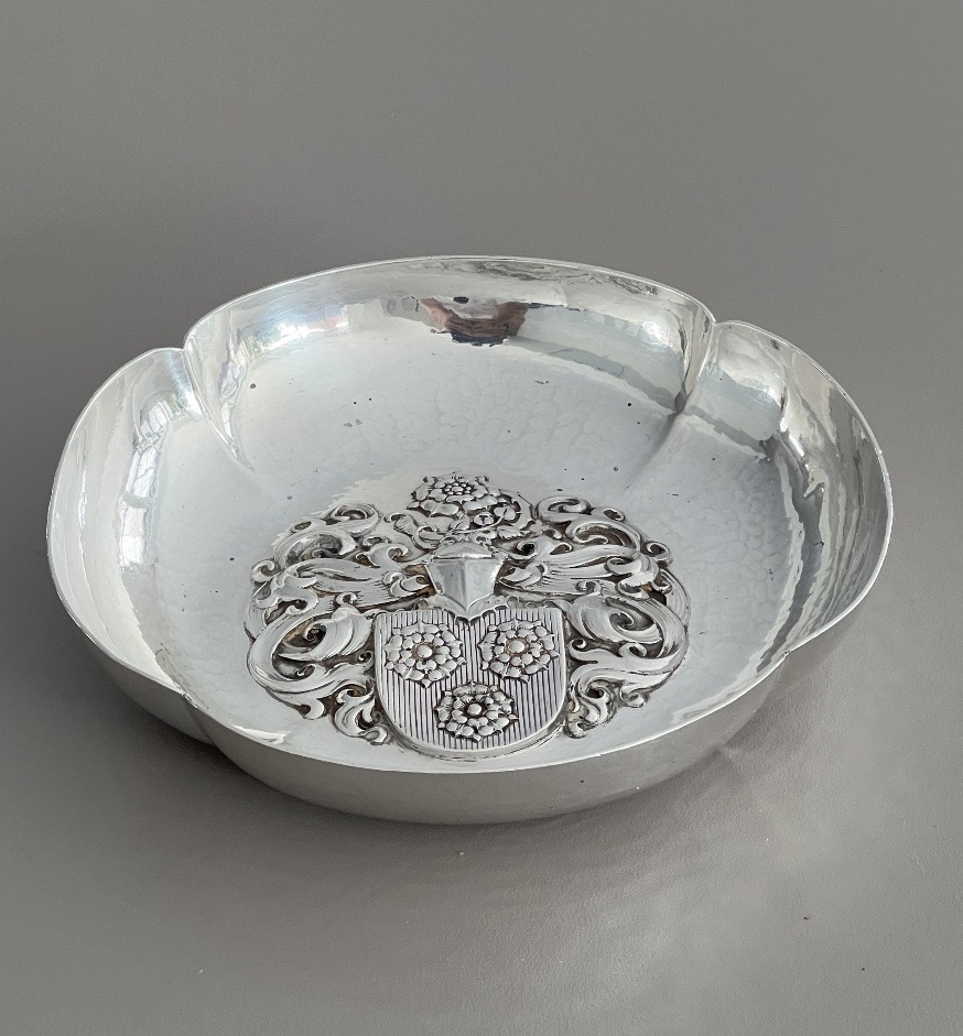 Solid Silver Bowl, Hammered By Isler Silversmiths In Switzerland, With Heraldic Coat Of Arms -photo-4