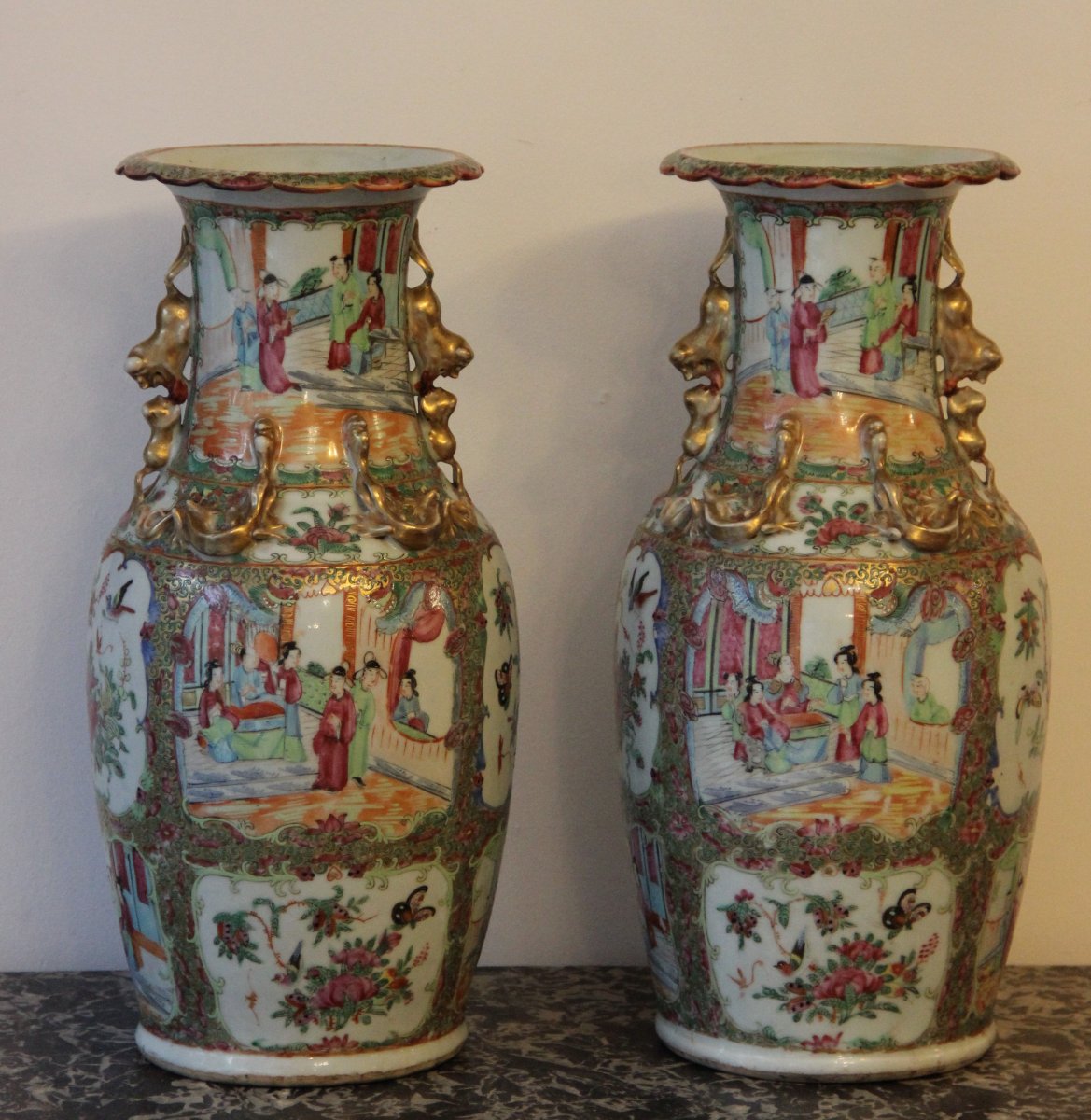 Paire De Vases En Porcelaine De Chine  Canton 
