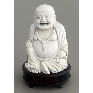 Okimono  Sculpté en Ivoire Représentant un  Bouddha Rieur 