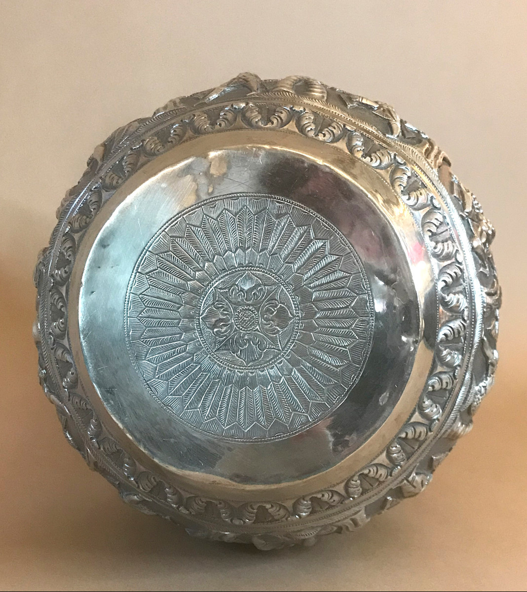 Grand bol en argent, Inde de l'Est, XIXe siècle-photo-1