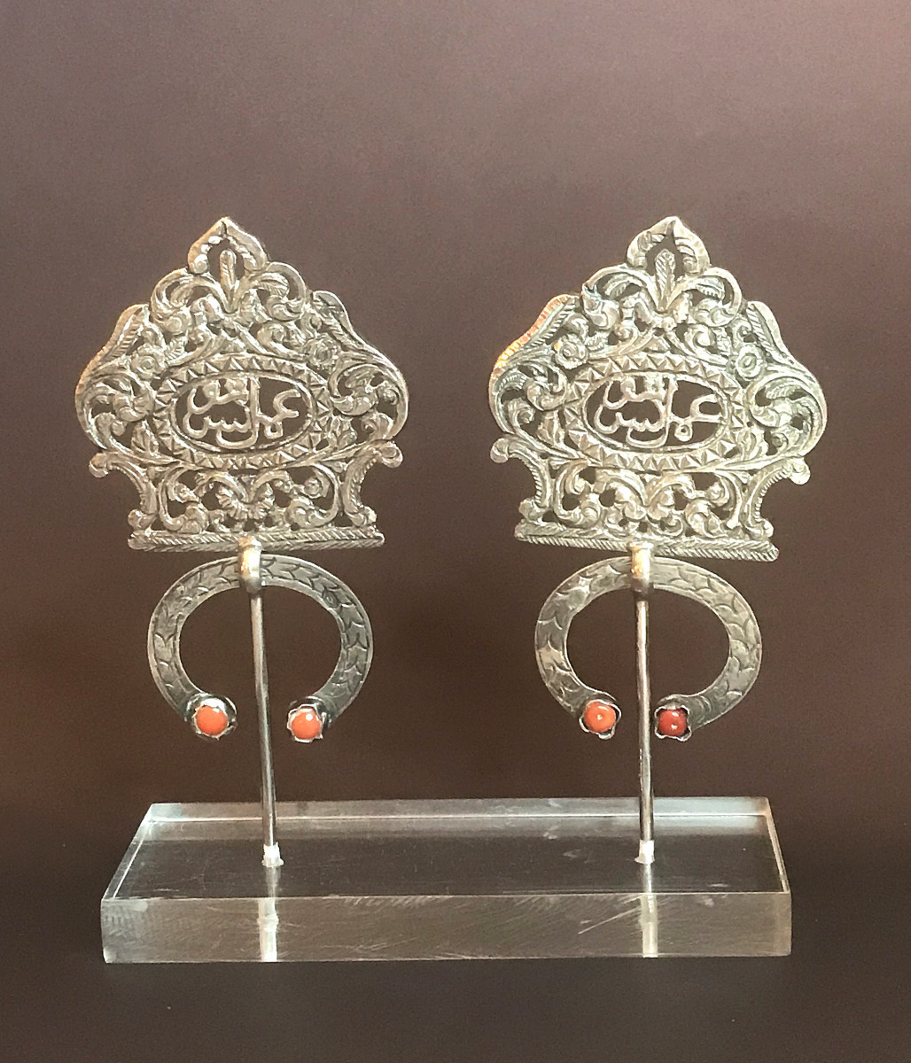 Paire de fibules anciennes en argent et cabochons de corail, Tunisie, fin XIXe siècle-photo-2