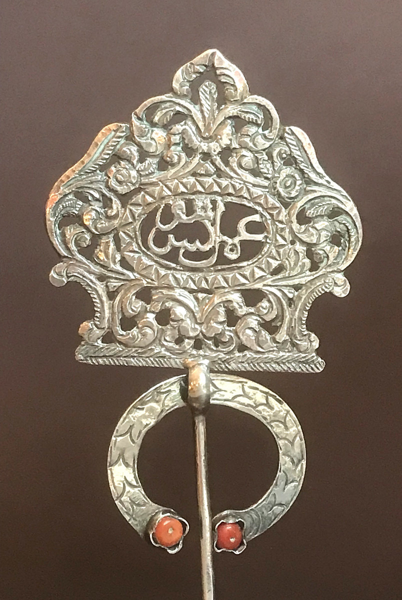 Paire de fibules anciennes en argent et cabochons de corail, Tunisie, fin XIXe siècle-photo-1