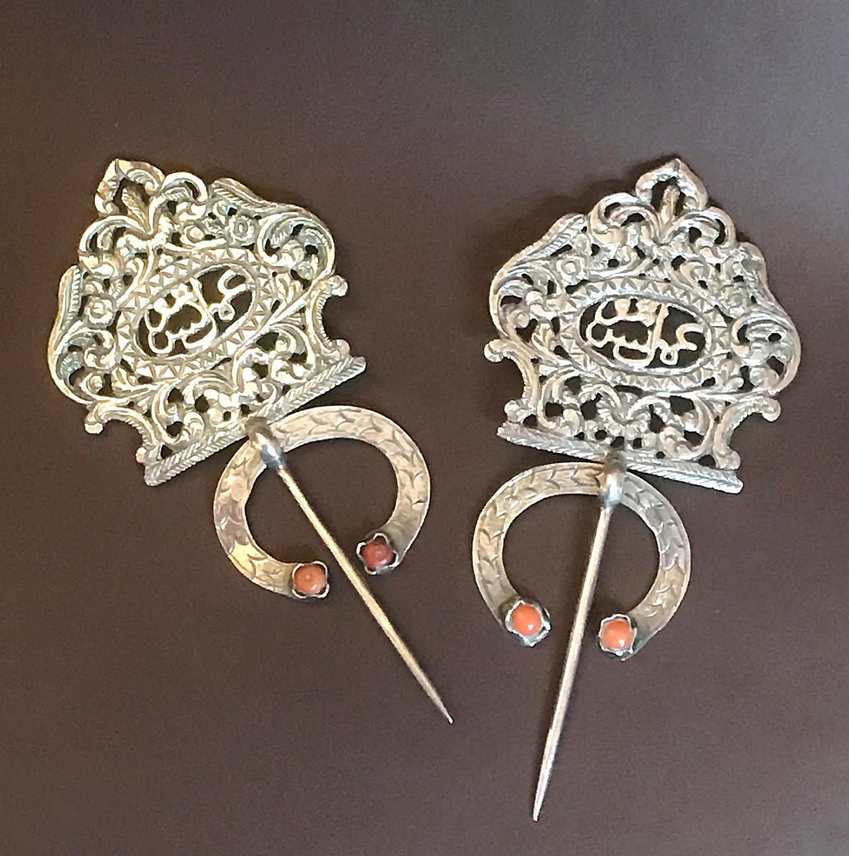 Paire de fibules anciennes en argent et cabochons de corail, Tunisie, fin XIXe siècle