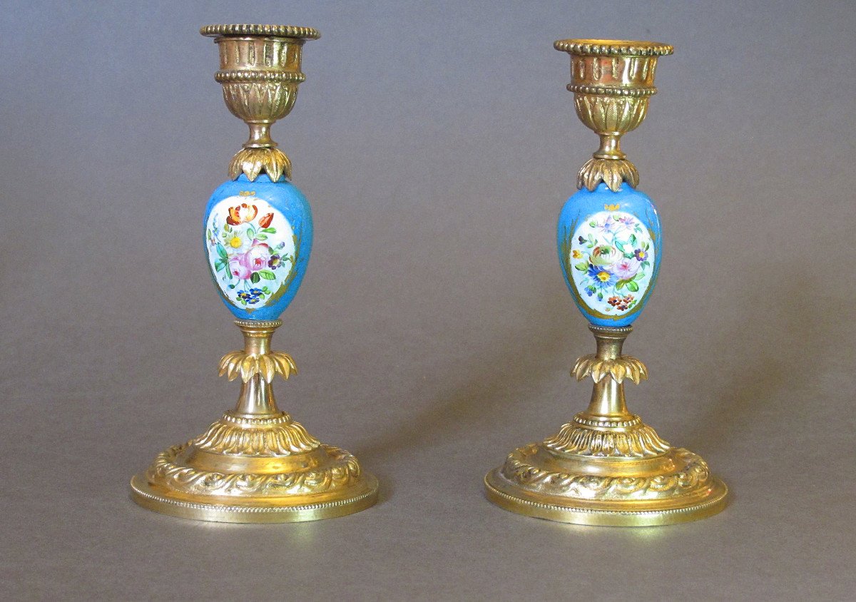 Paire de bougeoirs Napoléon III, bronze doré et porcelaine "bleu céleste"  à décor floral-photo-2