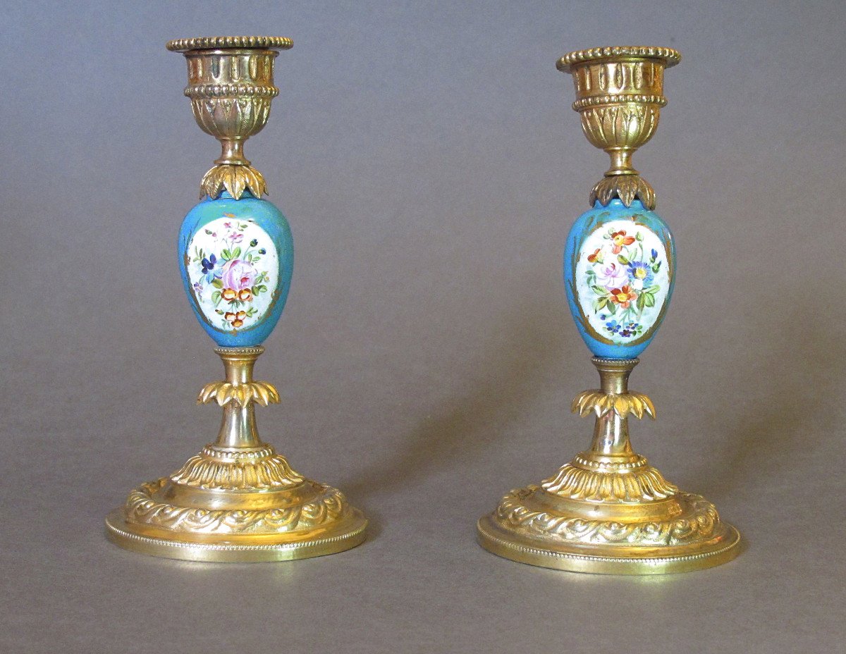 Paire de bougeoirs Napoléon III, bronze doré et porcelaine "bleu céleste"  à décor floral