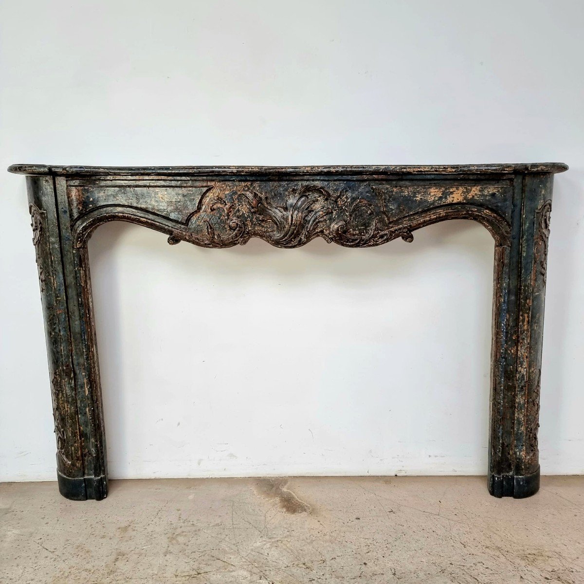 Cheminée en bois sculptée 18éme