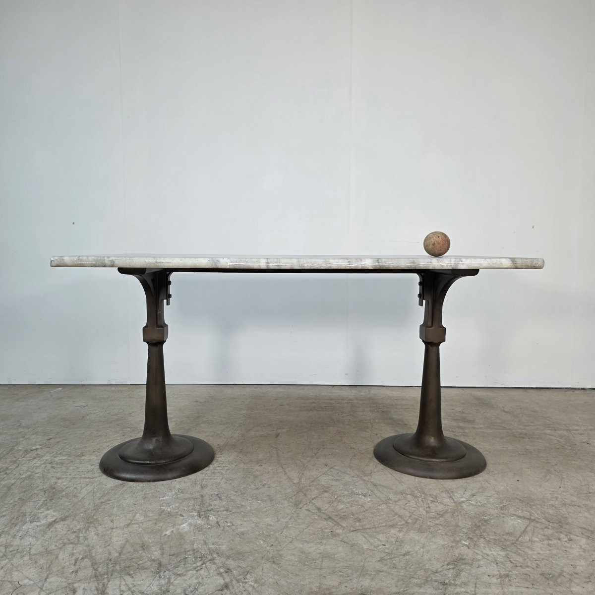 Table de presentation en fonte et marbre de carrare provenant d'une chocolaterie vers 1900-photo-2