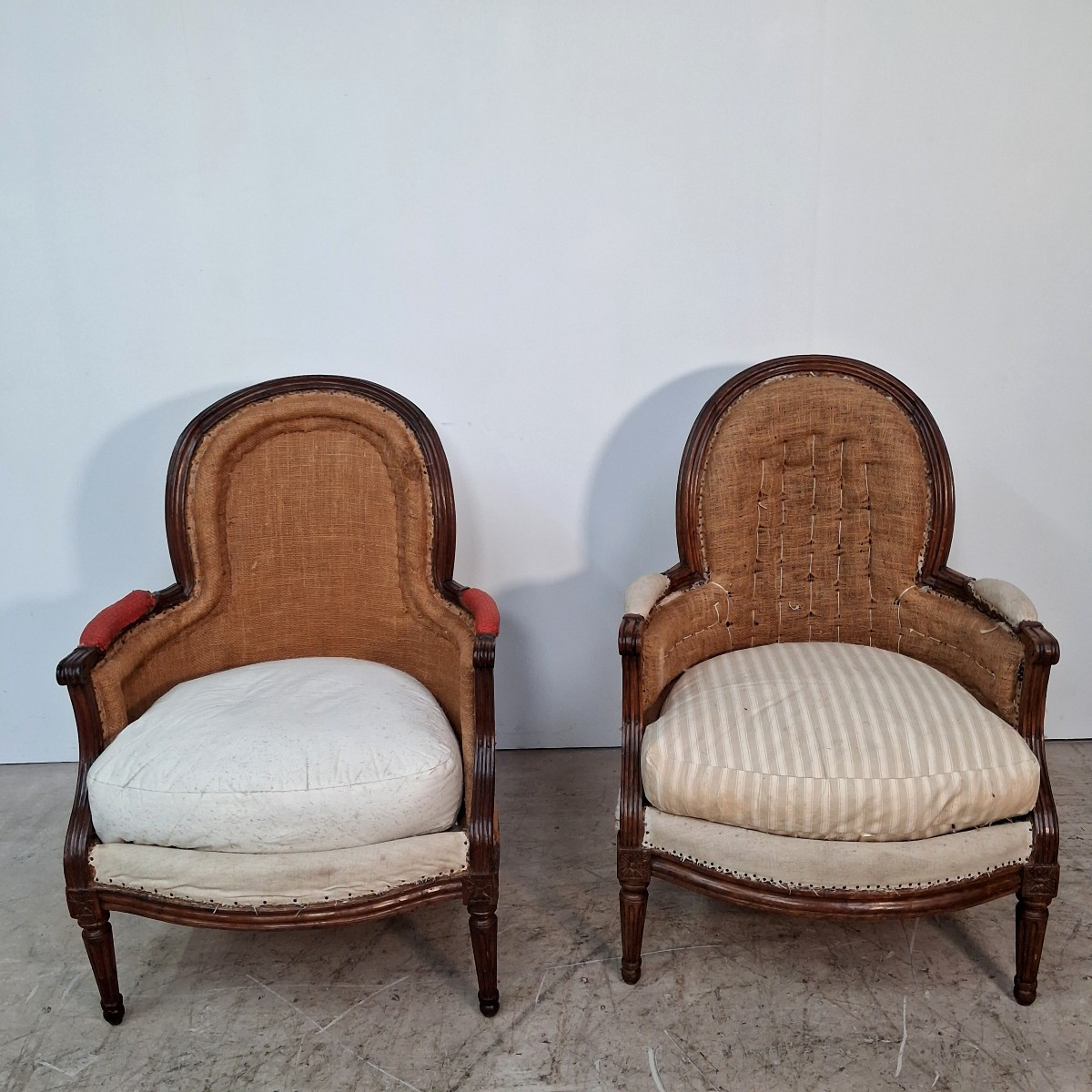 2 fauteuils d époque Louis 16 l un estampillé C Sené