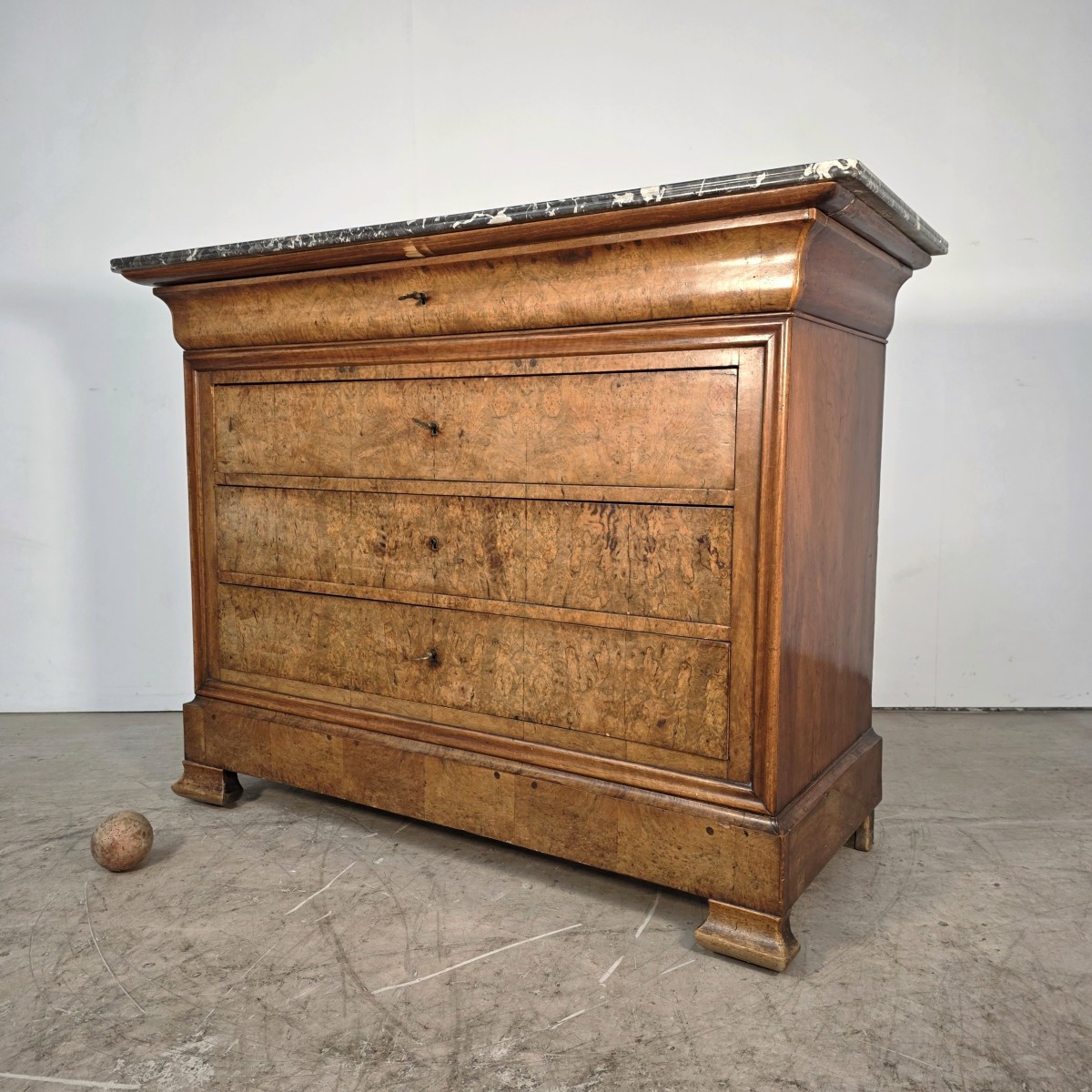 Commode 19ème en ronce de noyer