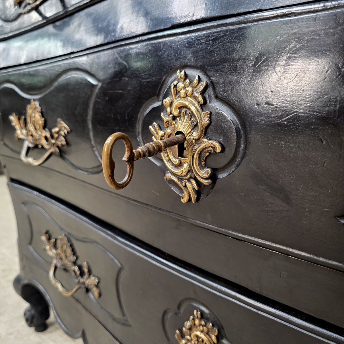 Commode galbée dite tombeau d'époque Louis XV laquée noir-photo-3