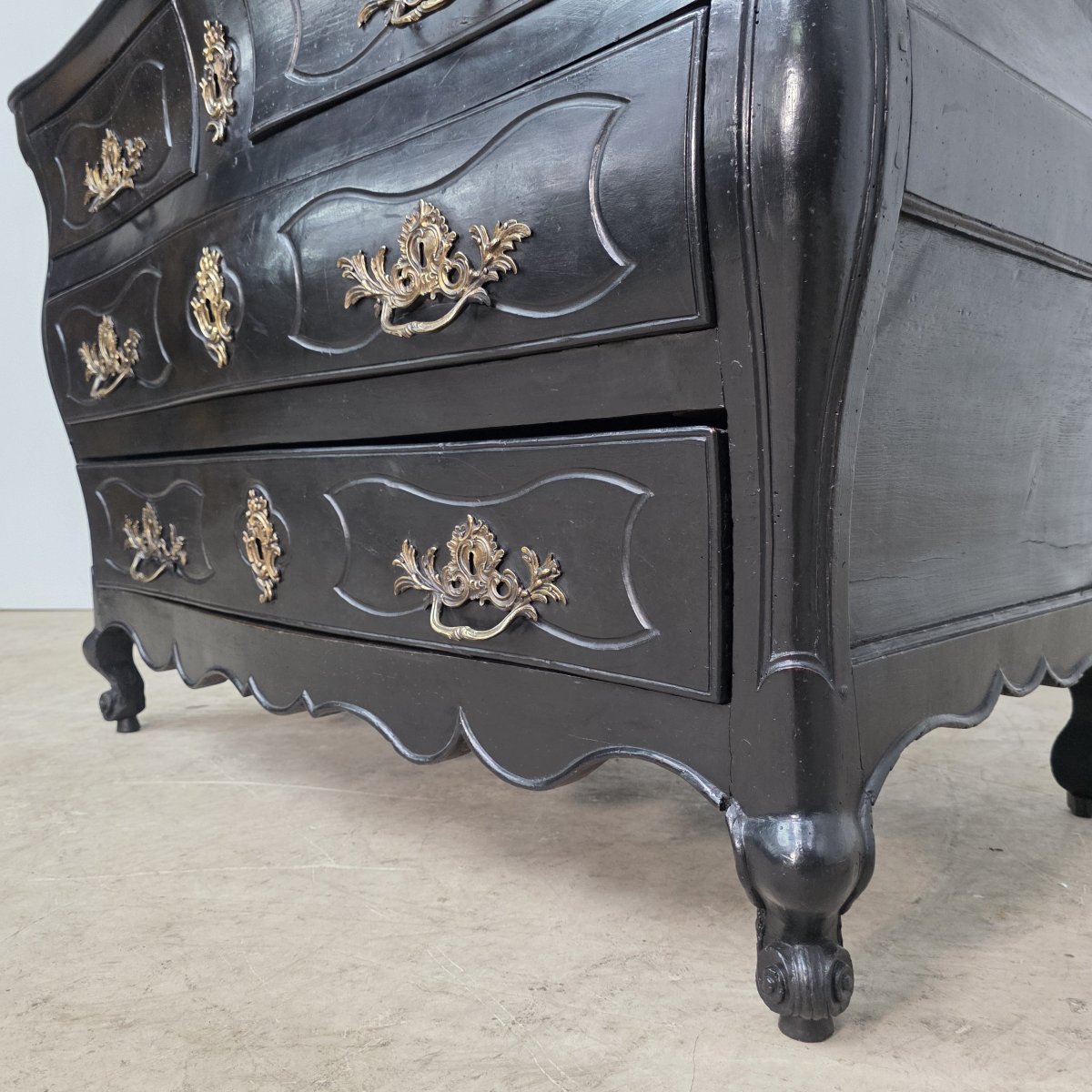 Commode galbée dite tombeau d'époque Louis XV laquée noir-photo-4