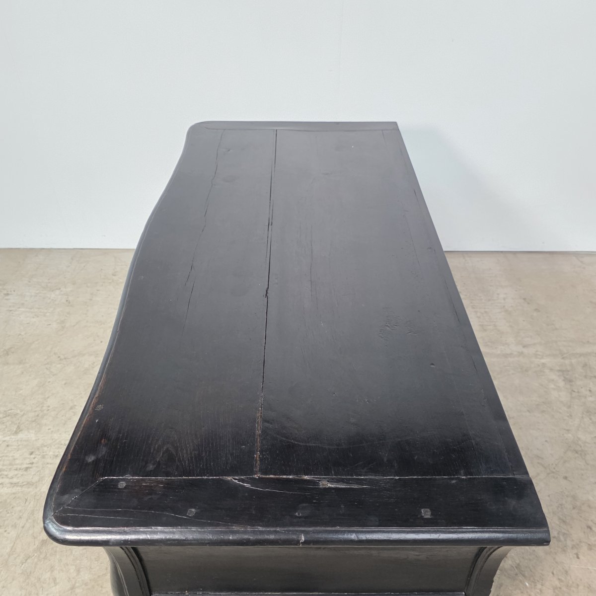 Commode galbée dite tombeau d'époque Louis XV laquée noir-photo-1