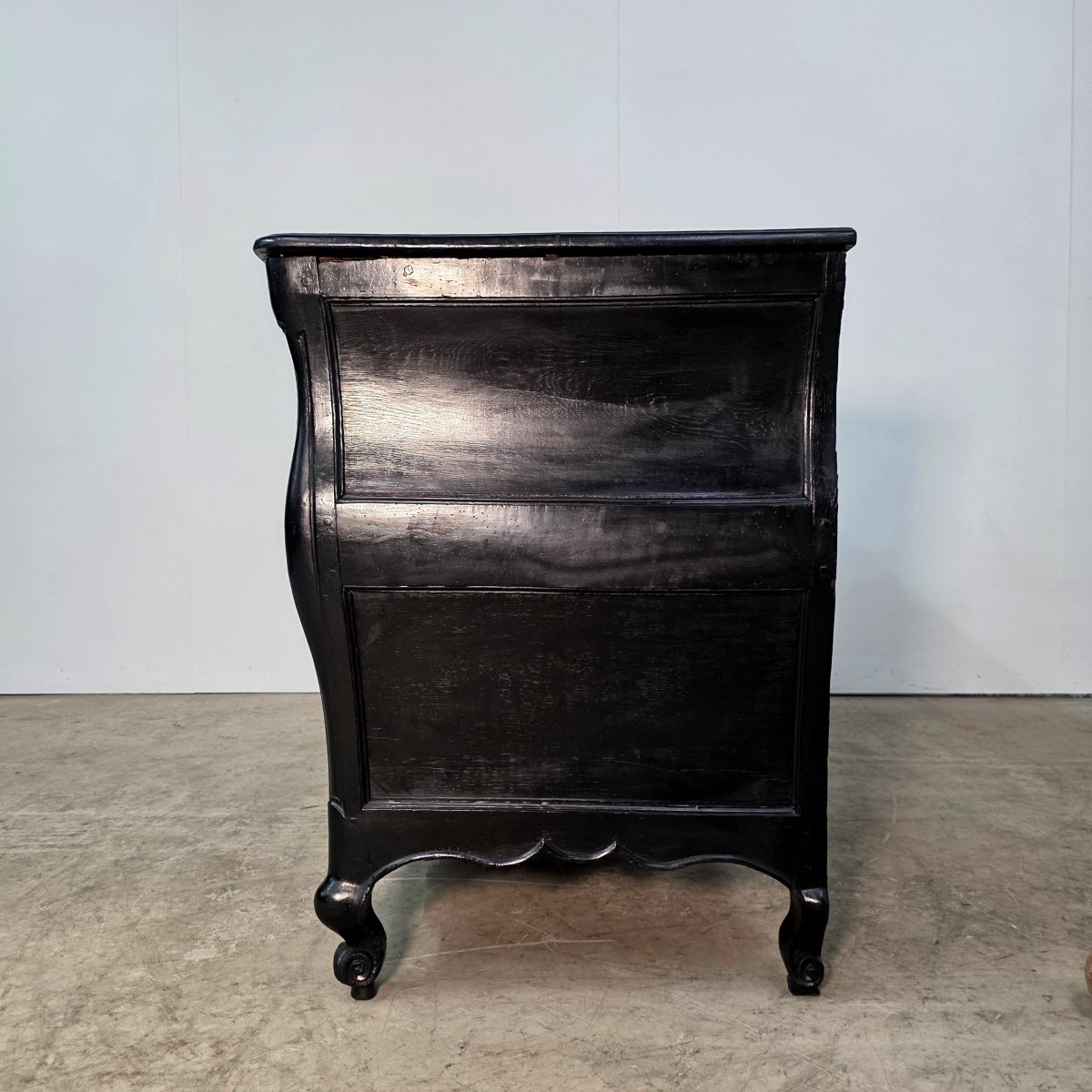 Commode galbée dite tombeau d'époque Louis XV laquée noir-photo-2