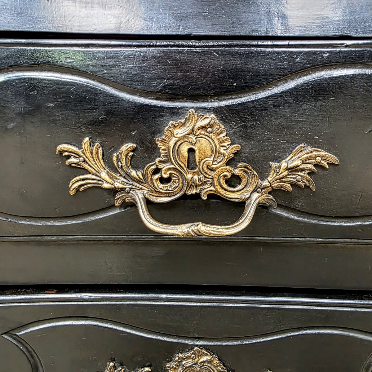 Commode galbée dite tombeau d'époque Louis XV laquée noir-photo-6