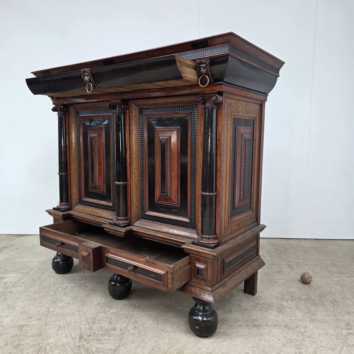 Beautiful 17th-century Dutch Cabinet-photo-3