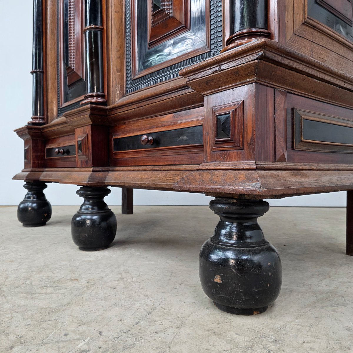 Beautiful 17th-century Dutch Cabinet-photo-4