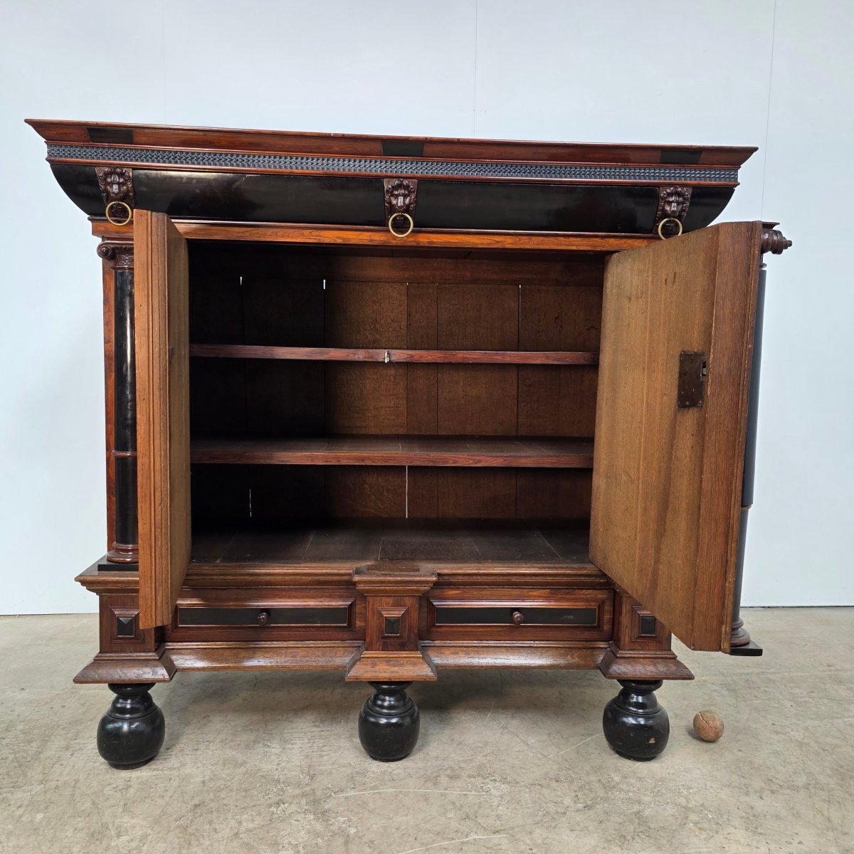 Beautiful 17th-century Dutch Cabinet-photo-2