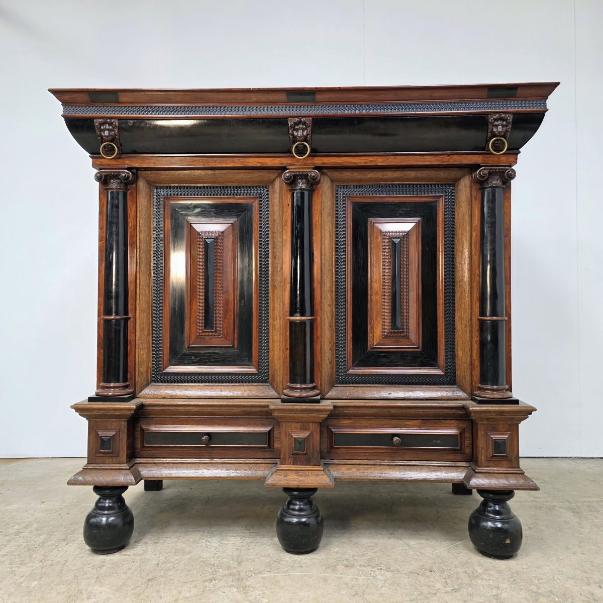 Beautiful 17th-century Dutch Cabinet