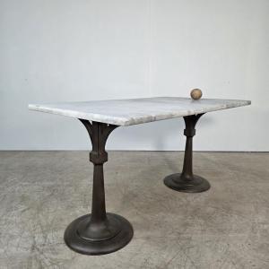 Table de presentation en fonte et marbre de carrare provenant d'une chocolaterie vers 1900