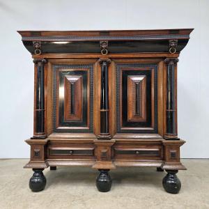 Beautiful 17th-century Dutch Cabinet