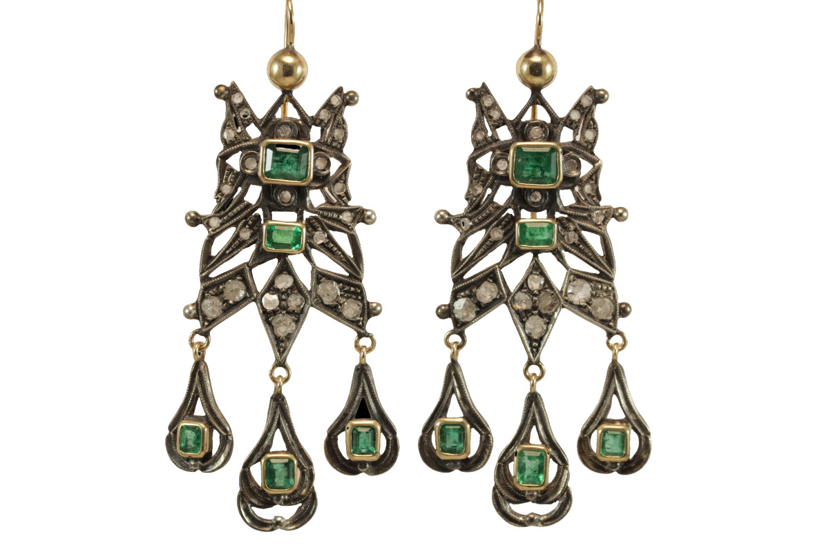 Boucles d'oreilles anciennes catalanes or emeraudes diamants