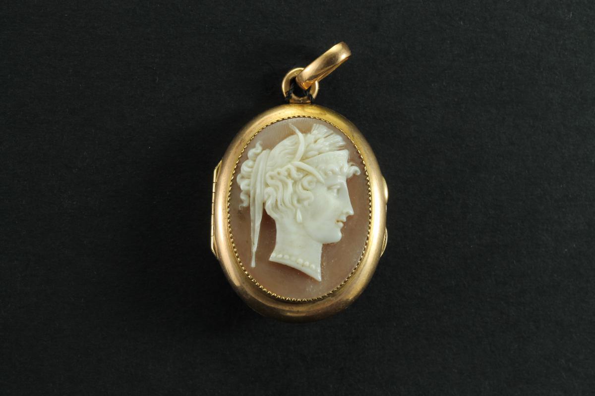 Antique Gold Cameo Pendant-photo-2