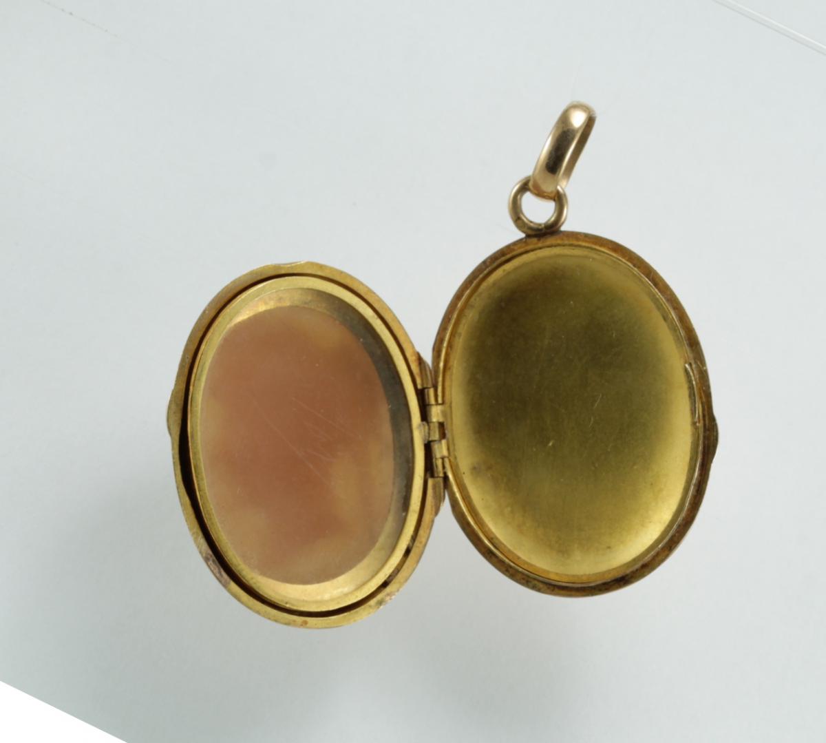 Antique Gold Cameo Pendant-photo-4