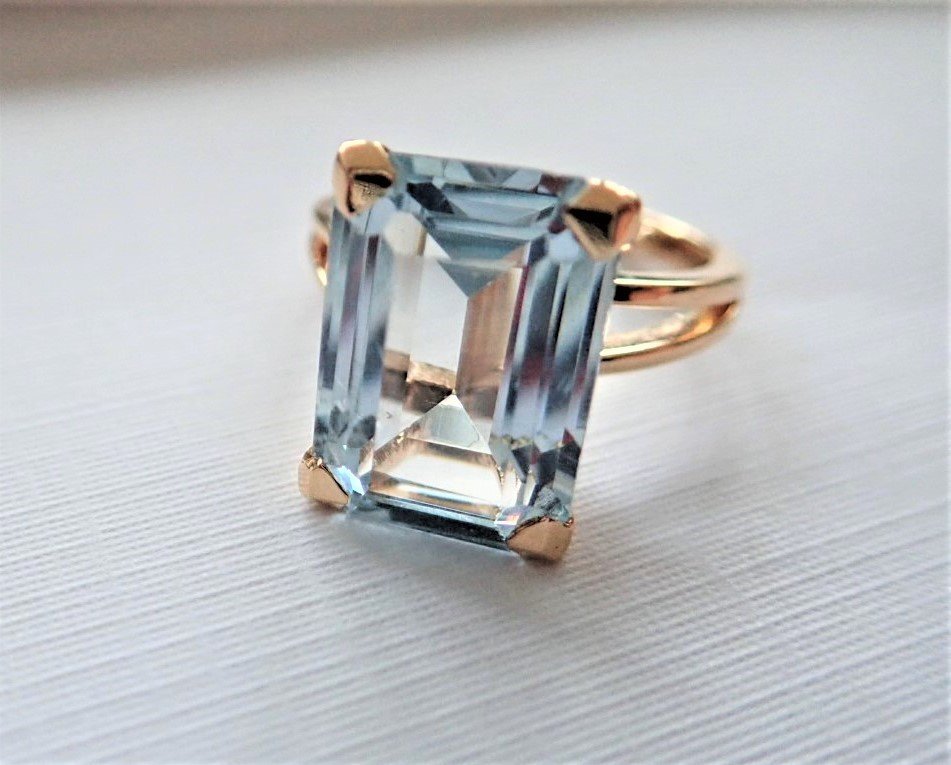 18k Gold Blue Spinel Ring