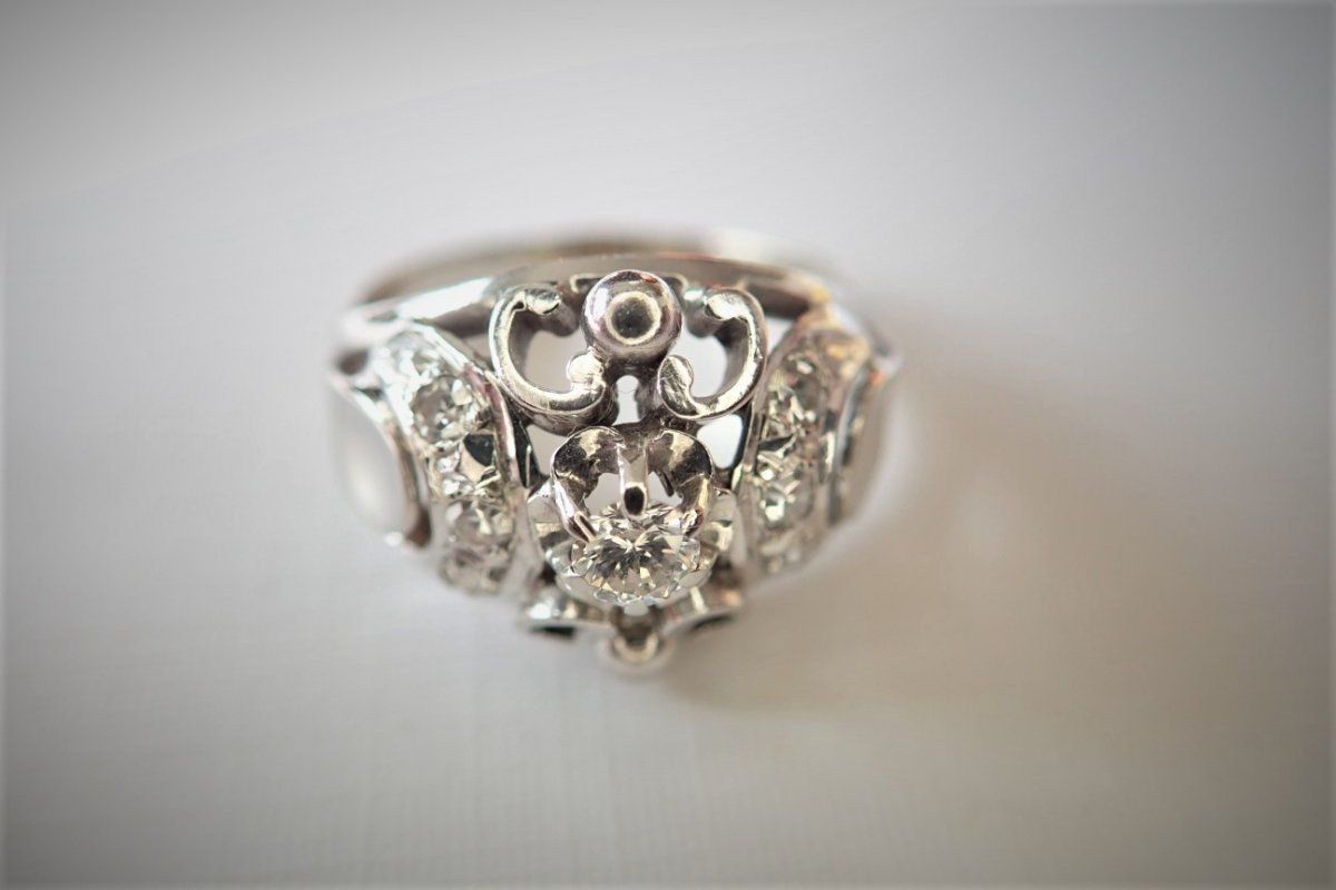 18 Carat White Gold Diamond Ring