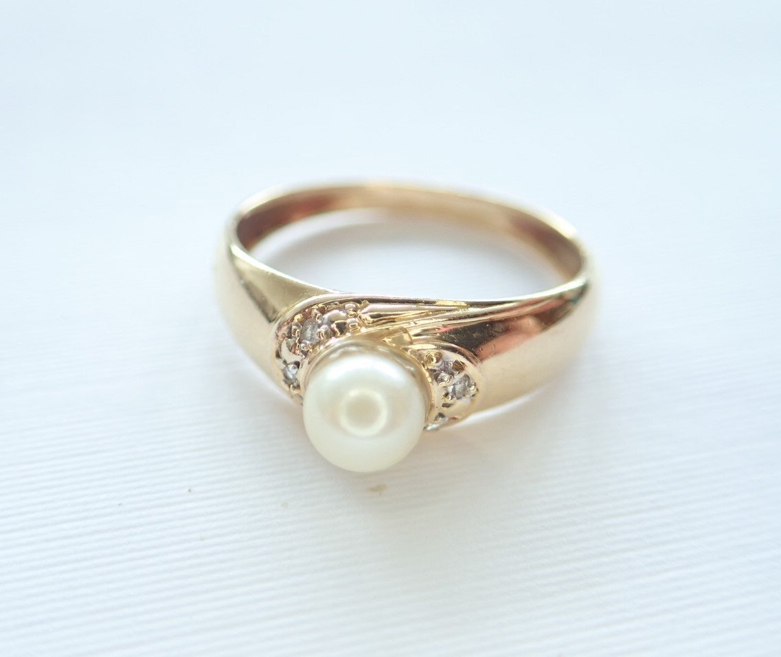 Pearl And Diamond Ring 18 Carat Gold