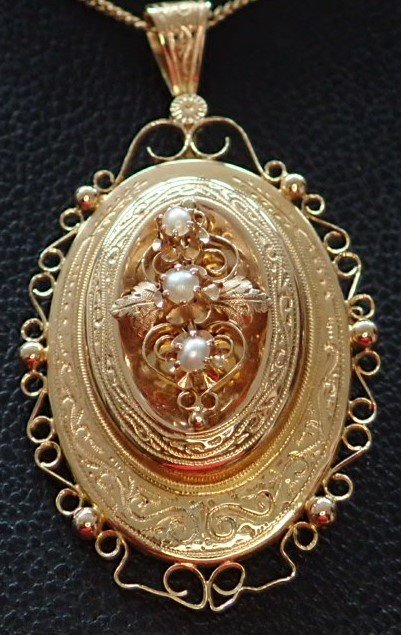 18 Carat Gold Pendant And Brooch