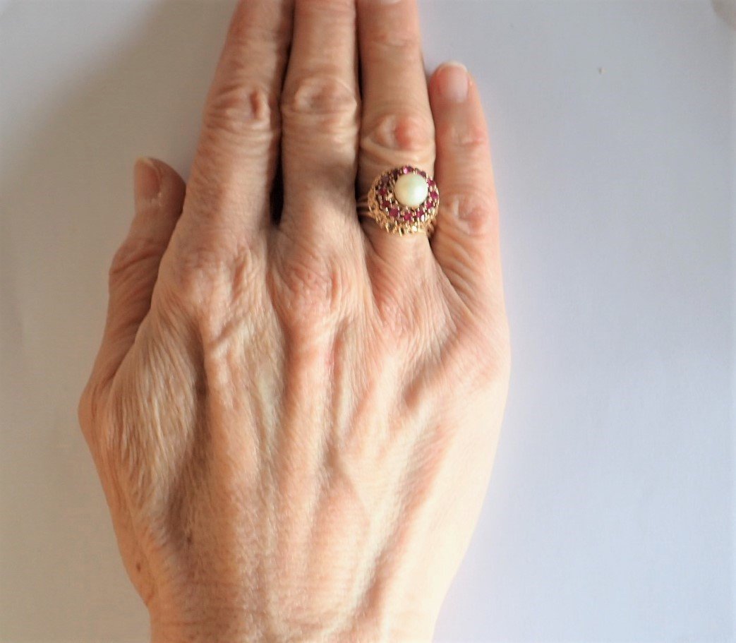 18 Carat Gold Pearl Ring Set With Red Stones -photo-4