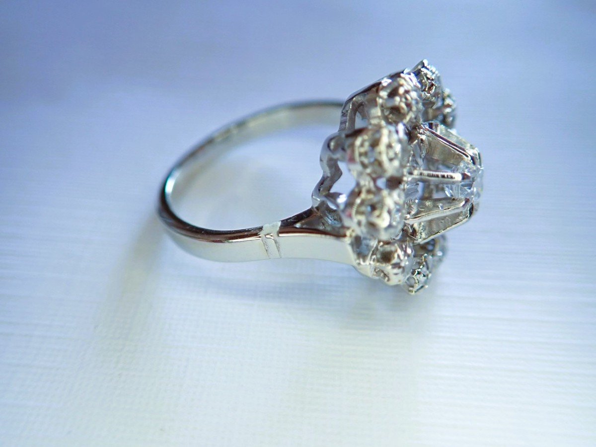 Marguerite Ring With Diamonds In 18 Carat White Gold-photo-3