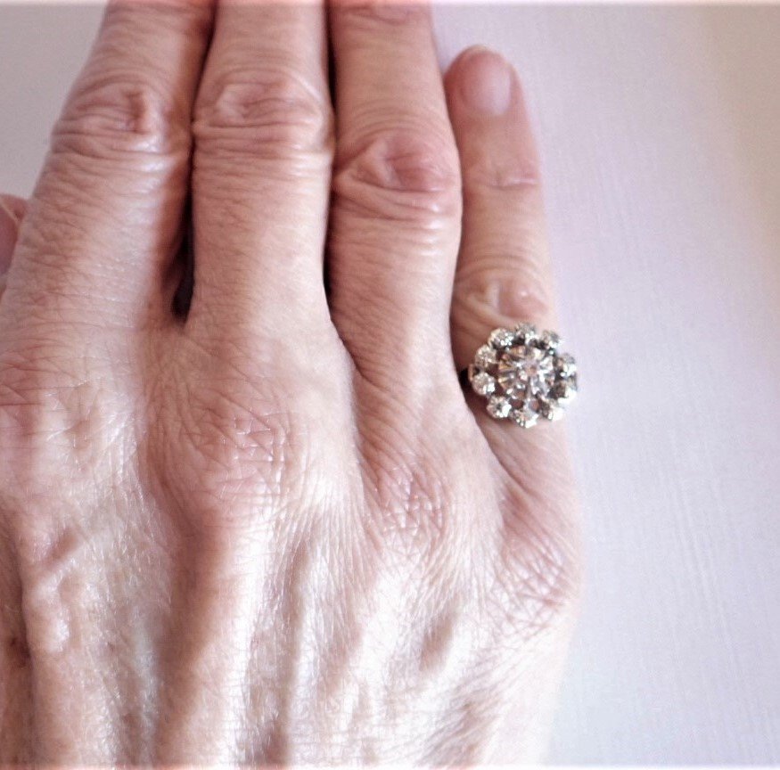 Marguerite Ring With Diamonds In 18 Carat White Gold-photo-4