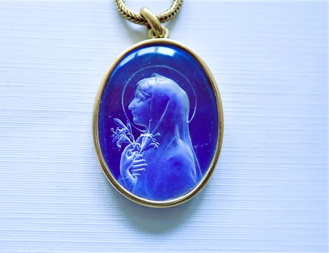 Pendentif résine Sainte Viege avec chaine corde or 18 carats-photo-2