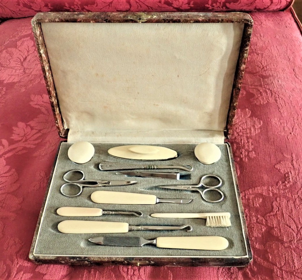 coffret  necessaire à manucure époque XIXè