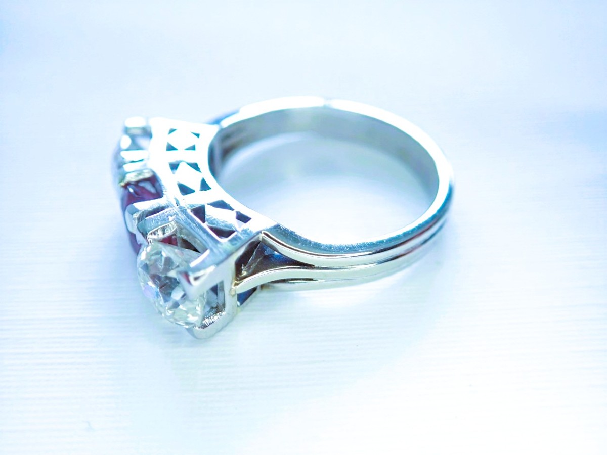 bague Jarretiére platine et or blanc sertie de diamants et rubis-photo-4