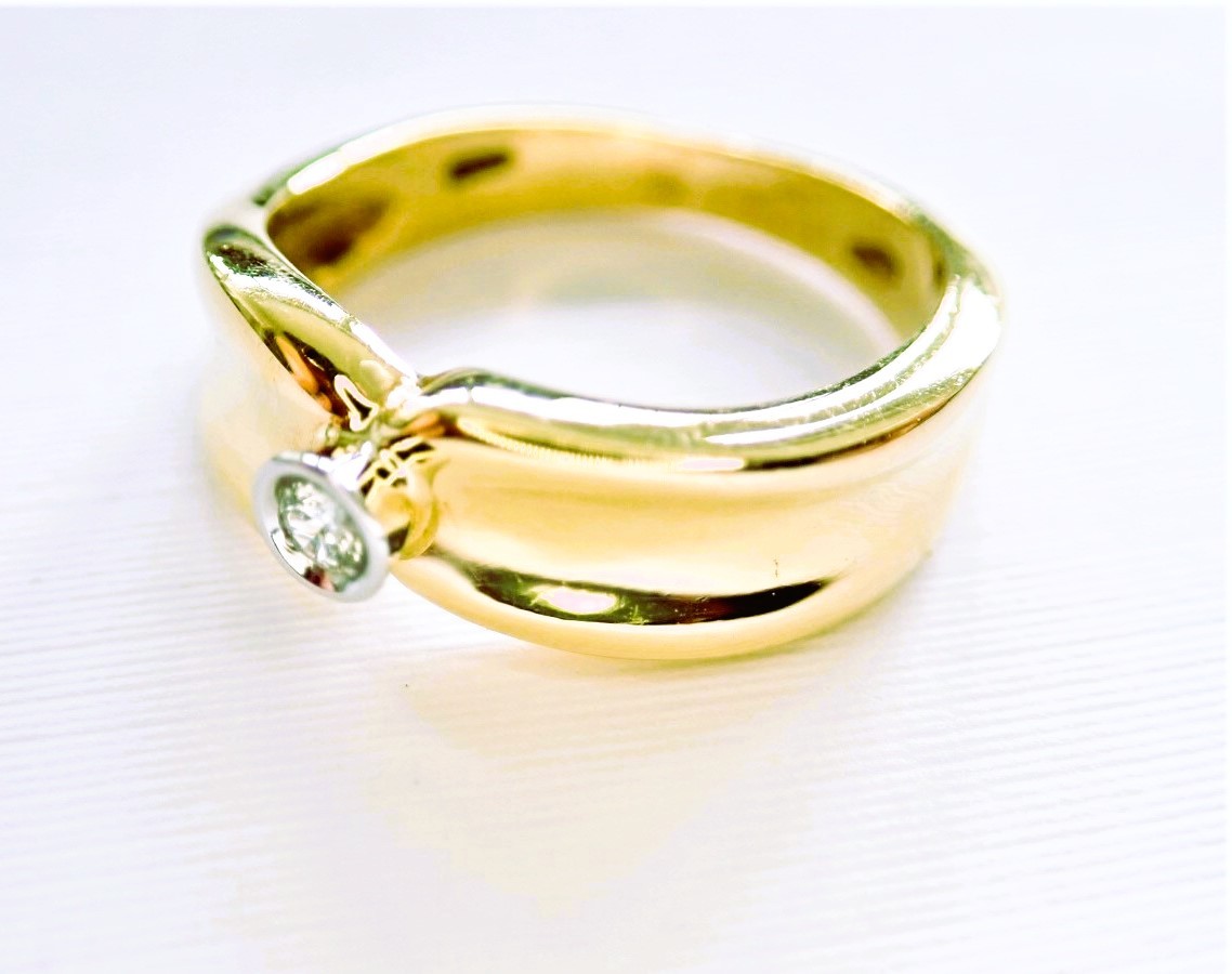 Ribbon Ring Set With A Diamond In 18-carat Gold Setting