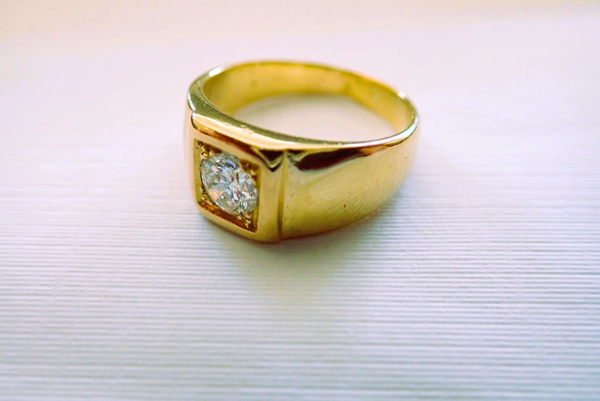 Bague chevalière or 18 carats  sertie d'un diamant 