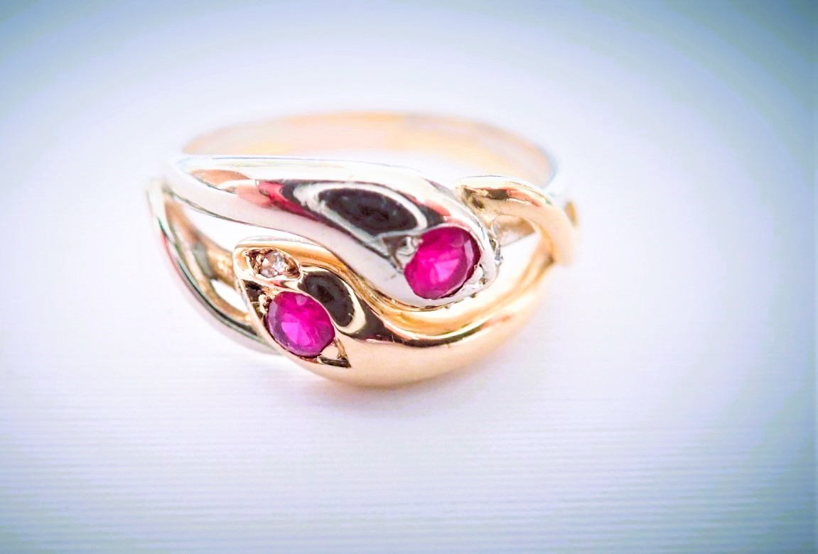 Bague art déco têtes de serpent or blanc et or jaune 18 carats et diamants