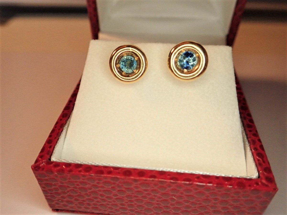 Paire de boucle d'oreilles saphirs en or 18 carats-photo-4