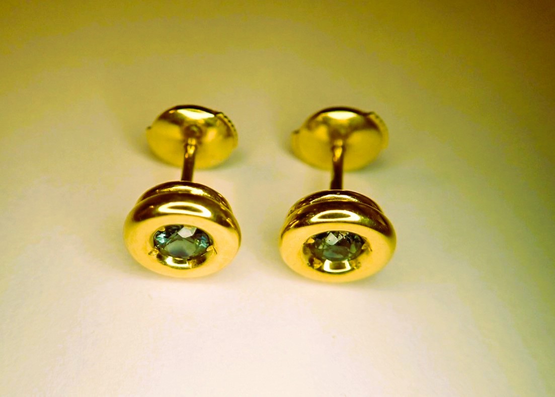 Paire de boucle d'oreilles saphirs en or 18 carats