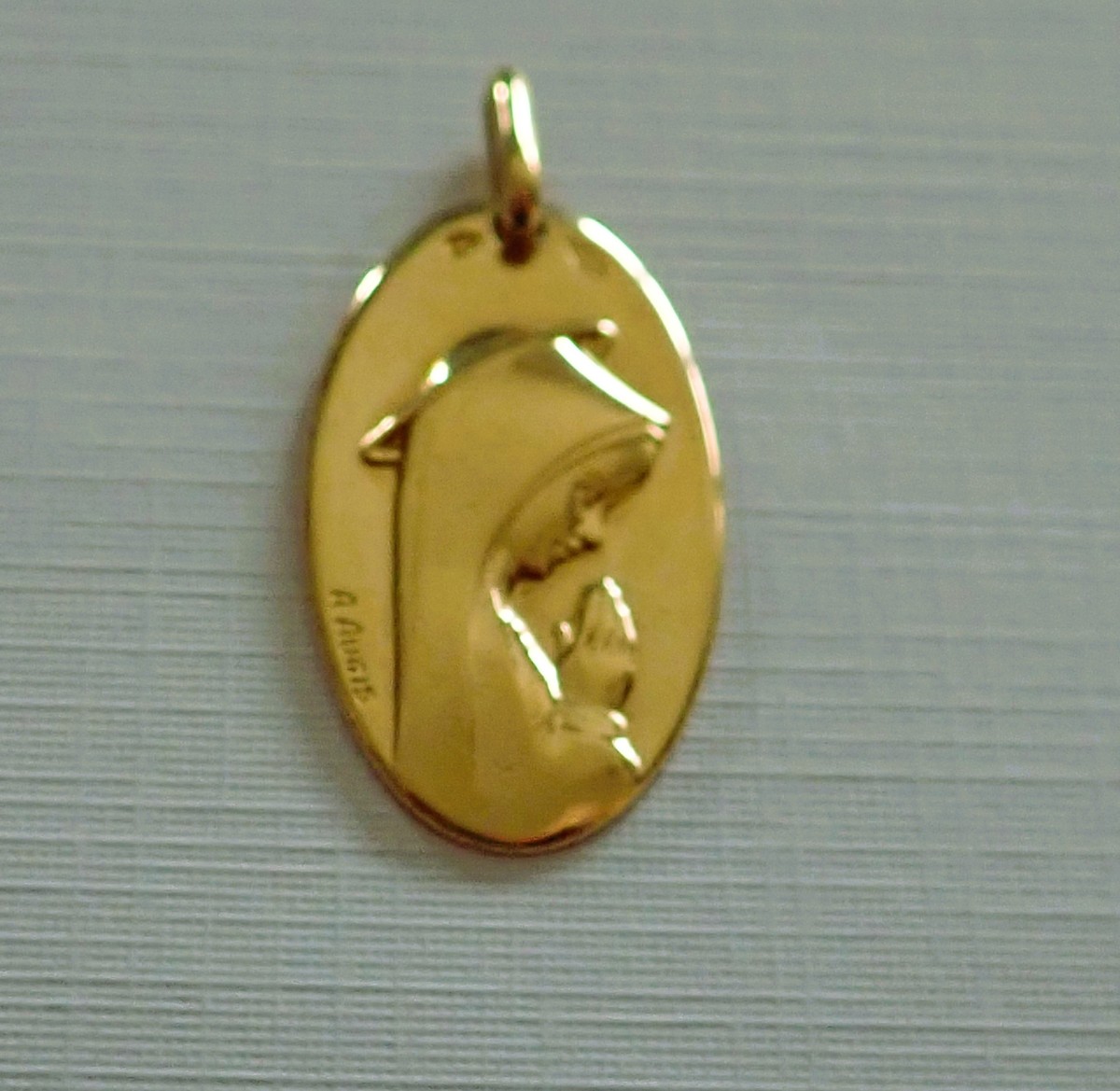 Medaille Sainte Vierge Or 18 Carats signée Augis