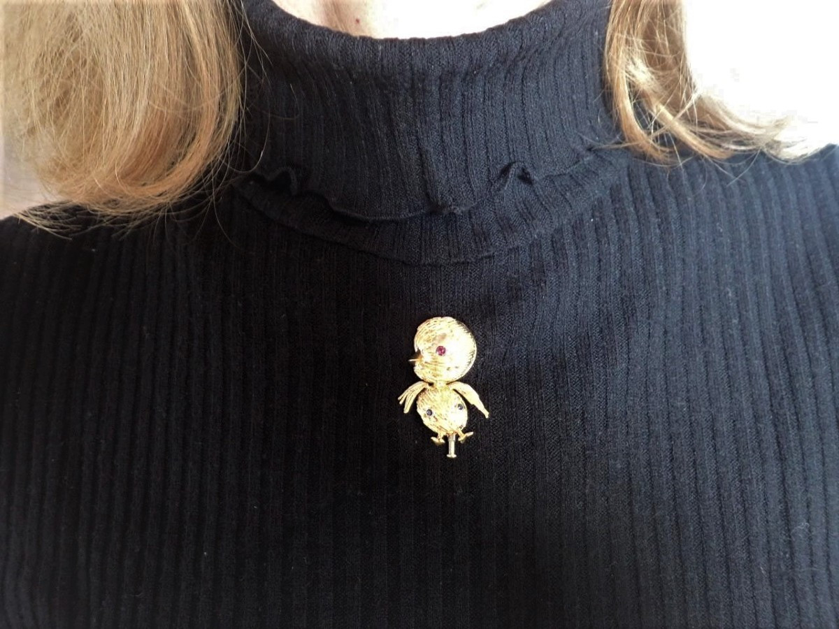 Broche motif oiseau rubis et saphirs or 18 carats-photo-4