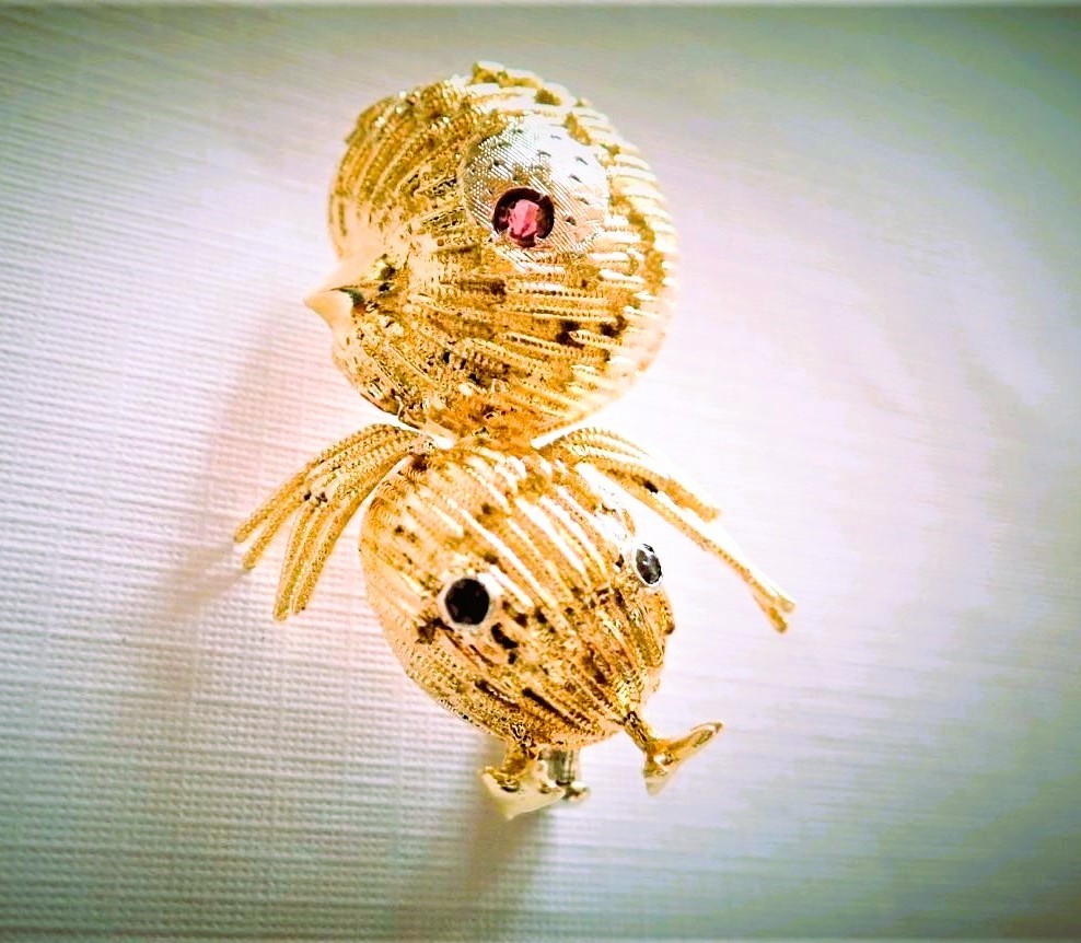 Broche motif oiseau rubis et saphirs or 18 carats