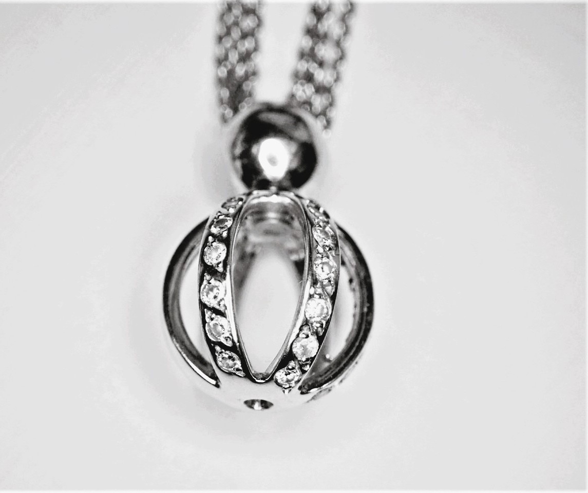 Pendentif avec sa chaine  or blanc 18 carats serti de diamants