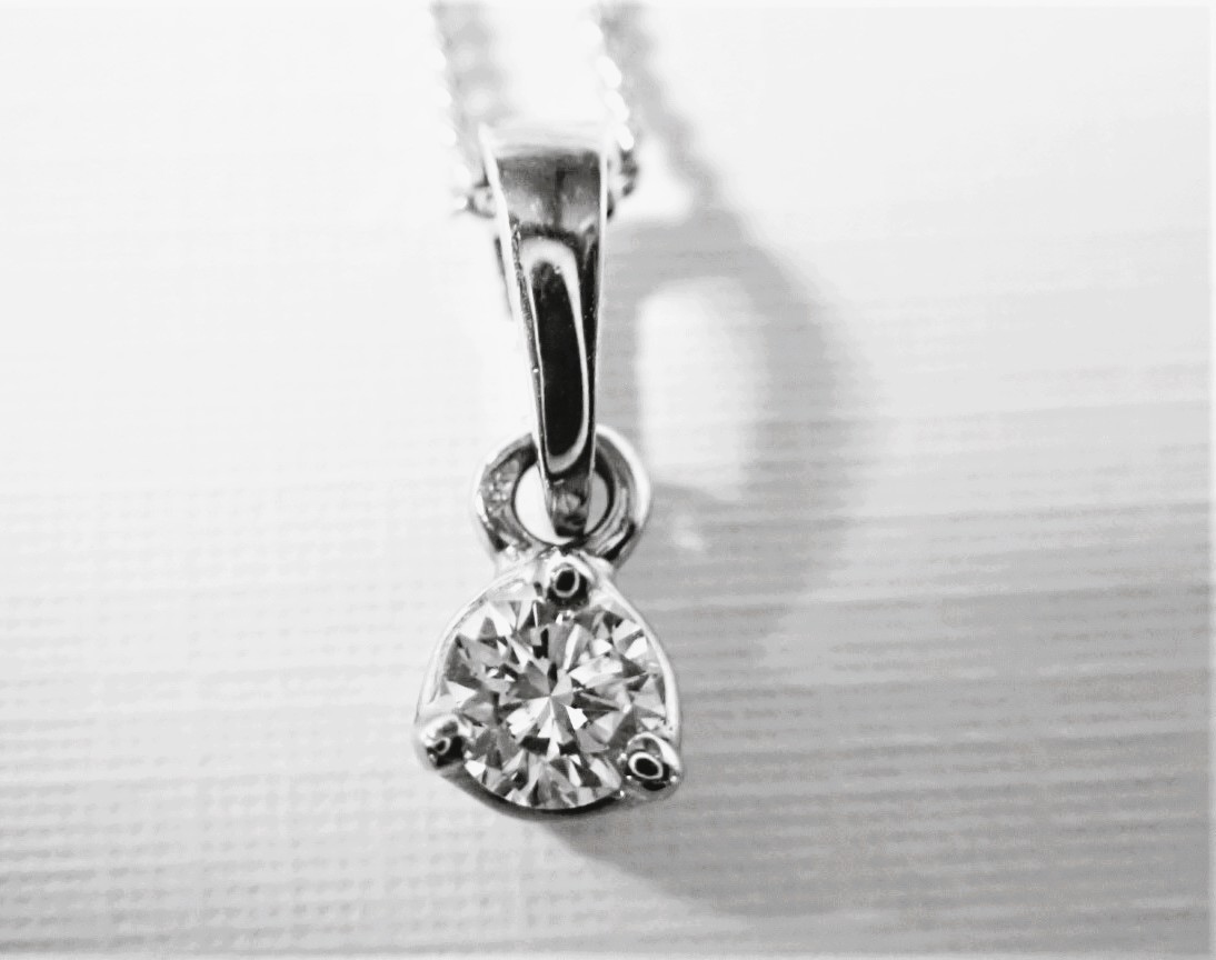 Pendentif diamant et sa chaine en or blanc 18 carats